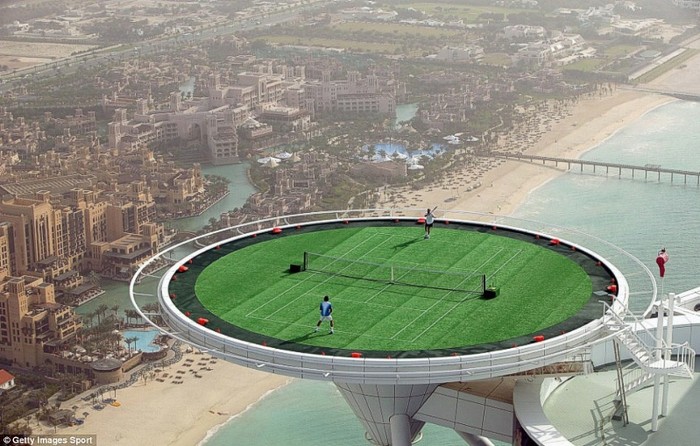 6. Trận cầu ở Dubai: Andre Agassi và Rafael Nadal đối đầu nhau trong một trận đấu diễn ra trên bãi đậu trực thăng của khách sạn Burj Al Arab, Dubai vào tháng 2/2005.